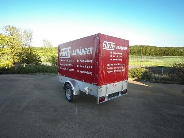Einachser Tieflader Anhänger mit Planenaufbau von HIRTH