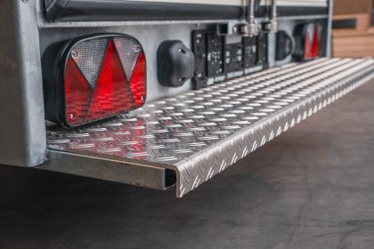 Aufstiegshilfe hinten