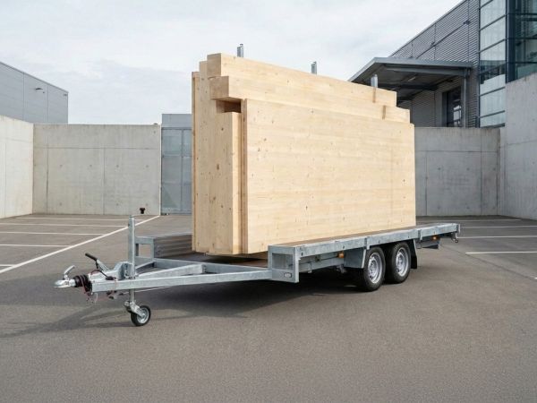 Tandem Pritschenanhänger mit Sonderaufbau für den Transport großer Holzbauteile