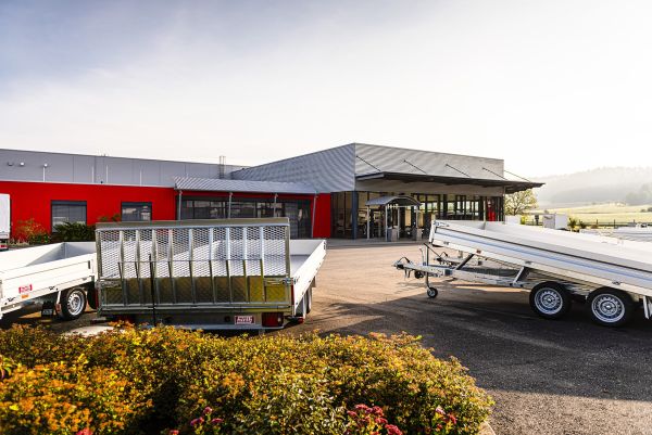 Anhänger-Ausstellung vor dem Firmengebäude von Hirth Fahrzeugbau