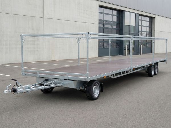 Ein extrem langer Tandem-Plattformanhänger mit spezialisiertem, verzinktem Rahmenaufbau für den sicheren Transport von fertigen Schwimmbecken und Pools