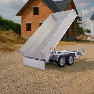 Dreiseitenkipper Anhänger auf Baustelle mit gekippter Ladefläche