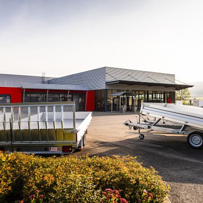 Anhänger-Ausstellung vor dem Firmengebäude von Hirth Fahrzeugbau