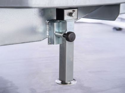 Abstellstützen hinten, als Kurbelstützen schwenkbar