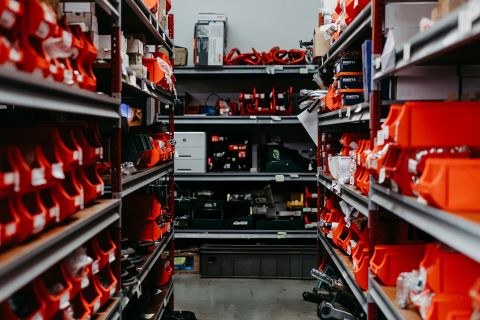 Ersatzteillager mit Regalen und Sortierboxen