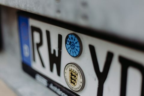 HU-Plakette am Kfz-Kennzeichen zeigt das nächste Fälligkeitsdatum der Hauptuntersuchung