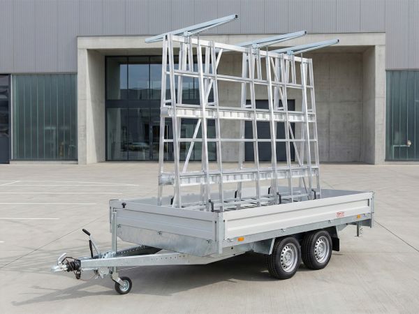 Ein verzinkter Tandem-Pkw-Anhänger mit montiertem A-Gestell aus Aluminium für den sicheren Transport von Glasscheiben und Bauelementen
