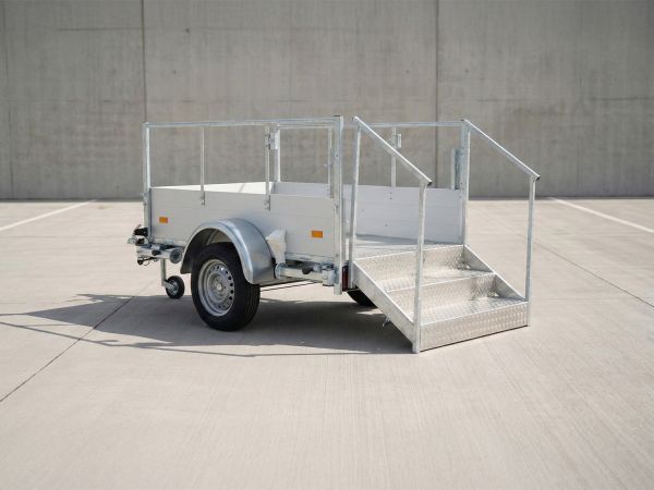 DIXIE-Kloanhänger mit seitlicher Riffelblech-Treppe und Sicherheitsgeländer