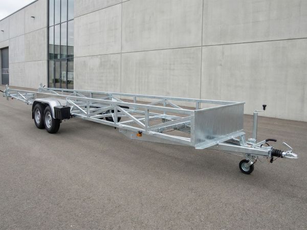 Spezialisierter Langgutanhänger mit stabiler Tandemachse, langer Deichsel und seitlichem Fachwerkträger-Rahmen aus verzinktem Stahl