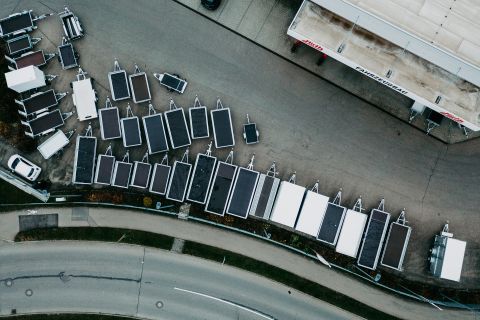 Luftaufnahme des Firmengeländes von Hirth Fahrzeugbau mit Anhänger-Ausstellung