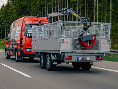 Servicefahrzeug von Hirth Fahrzeugbau mit Anhänger auf der Autobahn