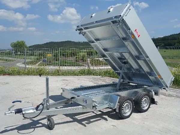 Tandem Dreiseitenkipper Anhänger von HIRTH mit gekippter Ladefläche
