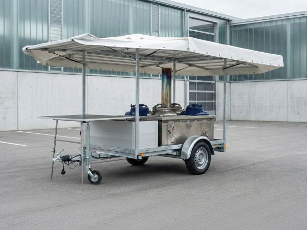 Mobile Feldküche auf Anhänger mit Planendach