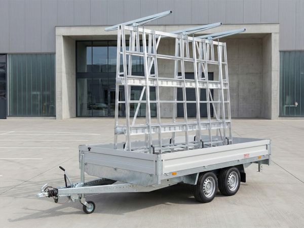 Ein verzinkter Tandem-Pkw-Anhänger mit montiertem A-Gestell aus Aluminium für den sicheren Transport von Glasscheiben und Bauelementen