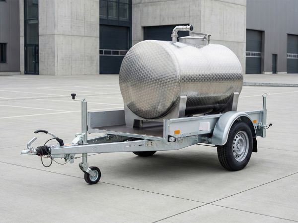 verzinkter PKW-Anhänger, beladen mit einem großen, strukturierten Edelstahl-Tank