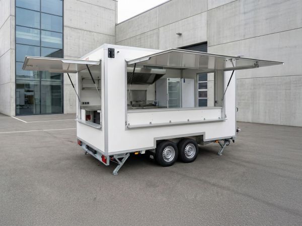 Küchenanhänger für mobile Gastronomie mit offenen Verkaufsklappen