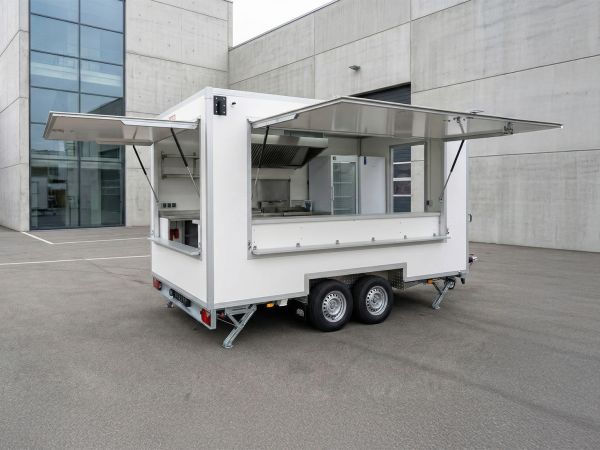 Küchenanhänger für mobile Gastronomie mit offenen Verkaufsklappen