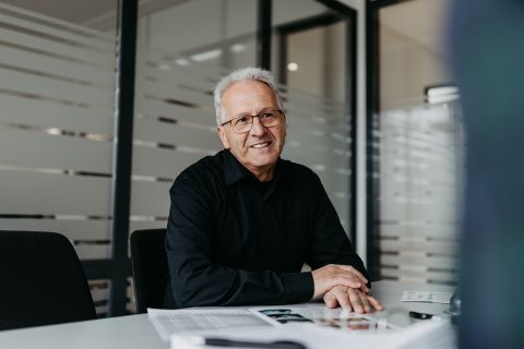 Produktberater Hubert Hirt im Beratungsgespräch am Schreibtisch