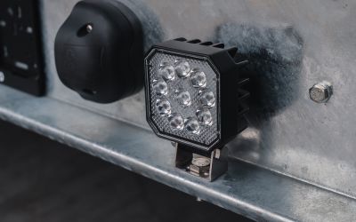 LED-Rückfahrscheiunwerfer an einem HIRTH Anhänger