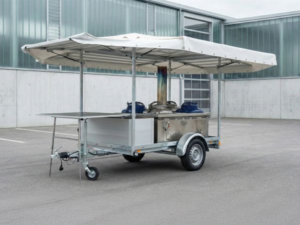 Mobile Feldküche auf Anhänger mit Planendach