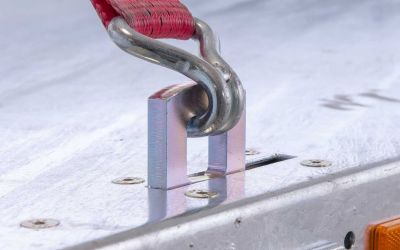 Zurrbügel an einem HIRTH Anhänger