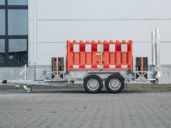 Tandem Baumaschinenanhänger mit Halterung für den Transport Absperrbacken für Verkehrssicherung