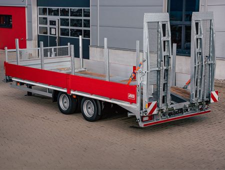 Rot lackierter Hochlader LKW Anhänger mit Auffahrrampen für Baumaschinen und Fahrzeuge