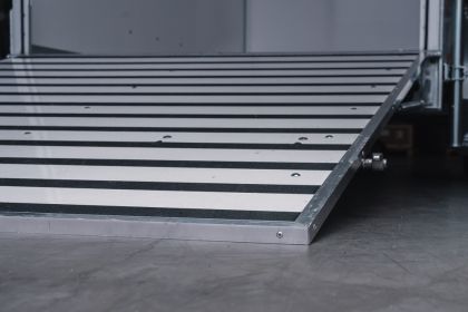 Auffahrrampe doppelt klappbar (1/3 nach oben und 2/3 nach unten)