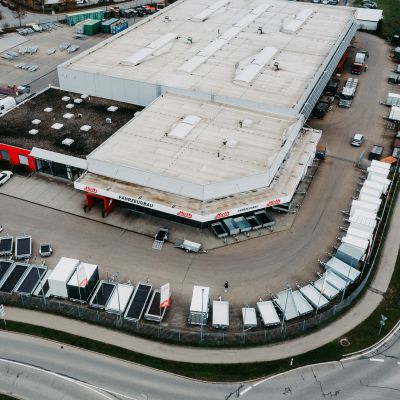Luftaufnahme des Firmengeländes von Hirth Fahrzeugbau mit Anhänger-Ausstellung