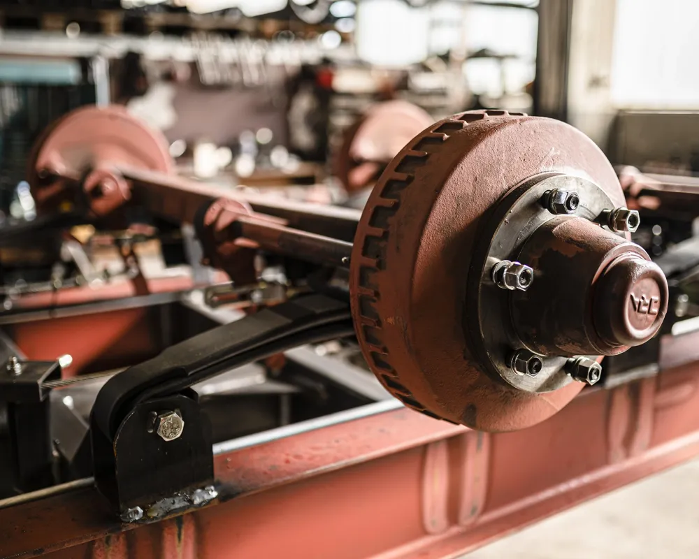 Robuste Anhängerachse mit Trommelbremse und Radnabe in der Fertigung bei HIRTH