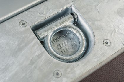 Zurrmulden im Boden versenkt