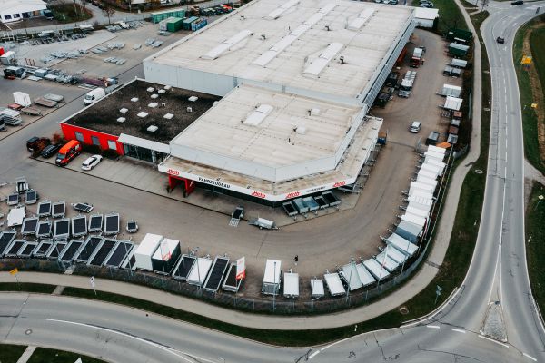 Luftaufnahme des Firmengeländes von Hirth Fahrzeugbau mit Anhänger-Ausstellung