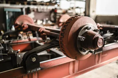 Robuste Anhängerachse mit Trommelbremse und Radnabe in der Fertigung bei HIRTH