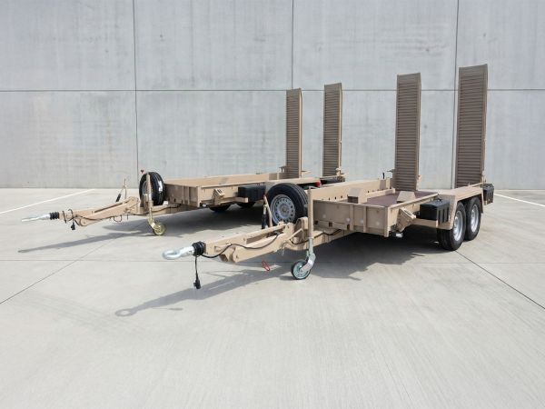 Anhänger mit Auffahrrampen für den Transport von Minensuchrobotern