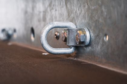 Zurrpunkte innen, seitlich an Bordwand