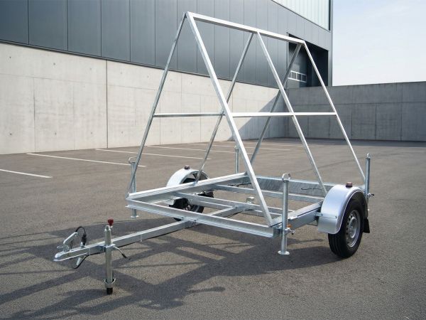 Mobiler Werbeanhänger mit robustem Stahlgestell für flexible Außenwerbung und stationäre Promotion-Einsätze an hochfrequentierten Standorten.