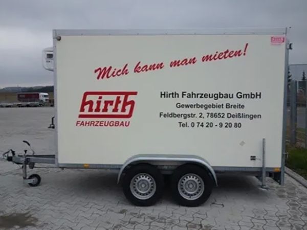 Tandem Tieflader Kühlkoffer Anhänger von HIRTH