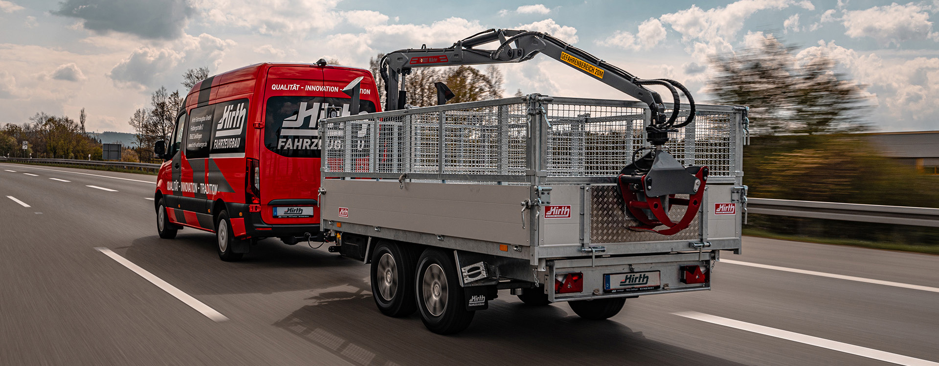 Servicefahrzeug von Hirth Fahrzeugbau mit Anhänger mit Kranvorrichtung auf der Autobahn