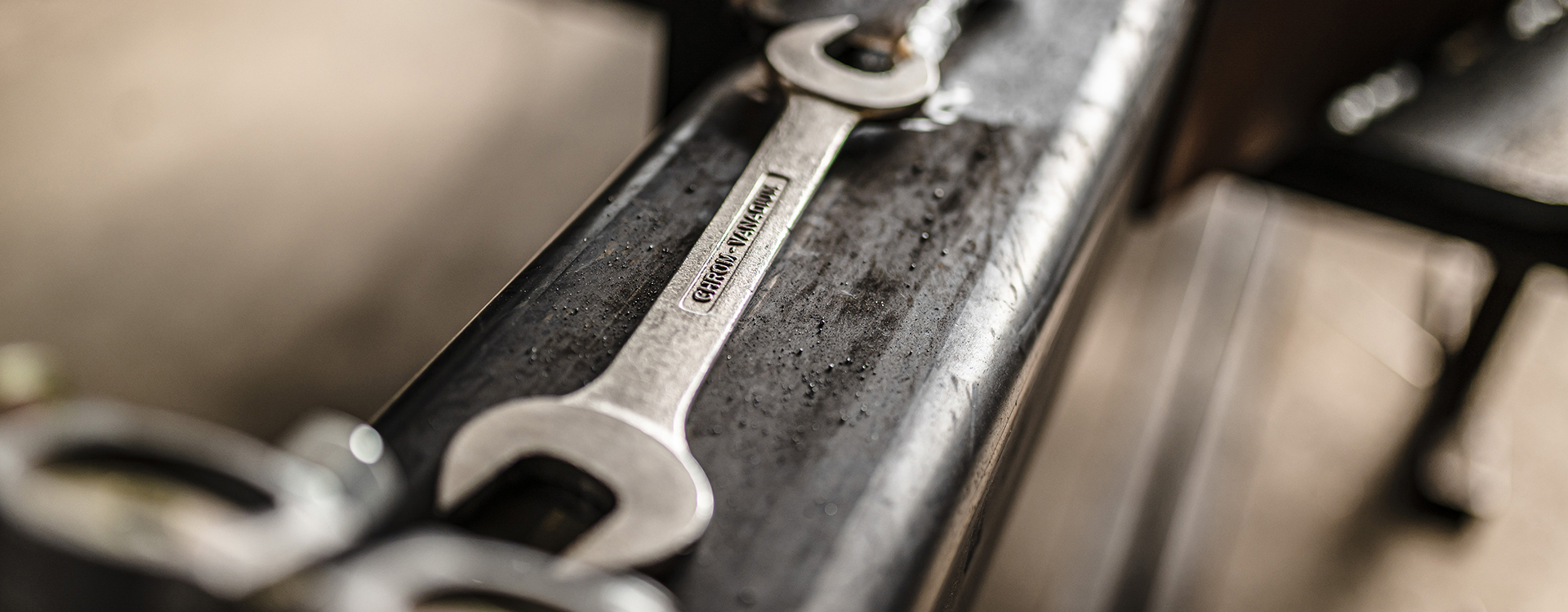 Schraubenschlüssel liegend auf einem Metallrahmen